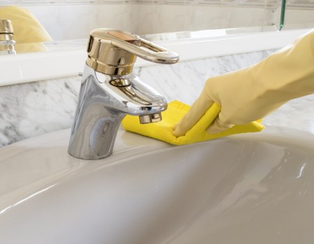 Stain and odour treatment during mattress cleaning